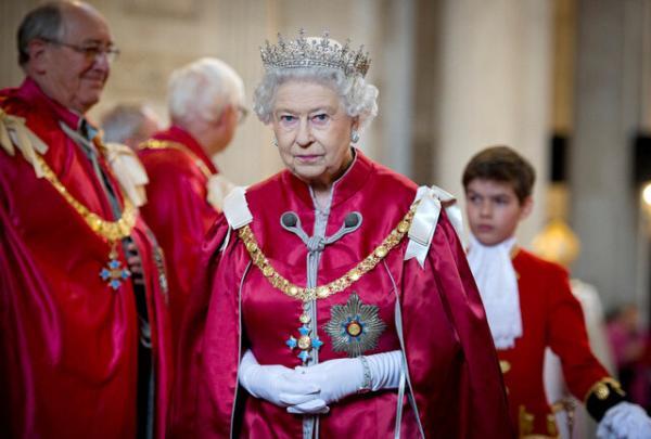 خشم ملکه الیزابت به روزنامه ها کشیده شد