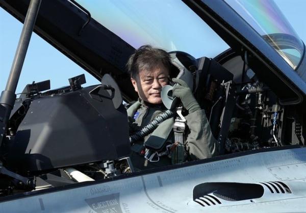 رئیس جمهور کره جنوبی در لباس خلبانی: قدرت دفاعی به صلح منجر می گردد