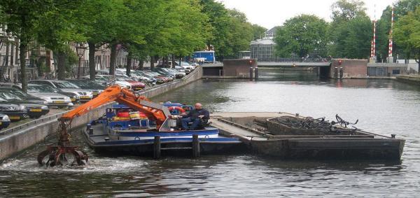 تور ارزان هلند: جمع آوری دوچرخه از کانال های آبی آمستردام